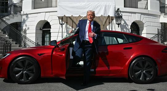 Trump annyira megharagudott Muskra, hogy már a Tesláját is eladná