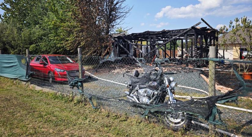 Tűz Söptén: Kisház, markoló, autó és motor is leégett - fotók
