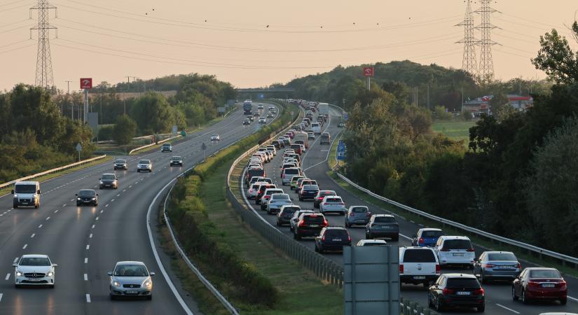 Elesett az M7-es és az M1-es is: gigadugók nehezítik a közlekedést a hosszú hétvége előtt