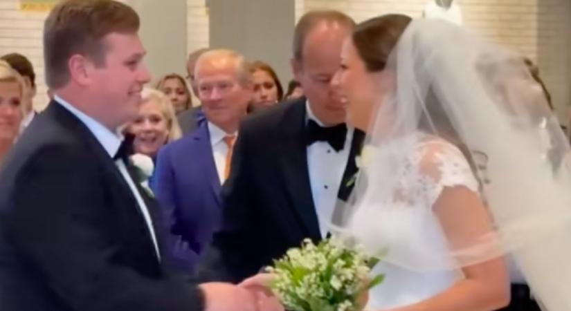 Amit a vőlegény tesz a menyasszonnyal az oltár előtt, azon milliók pusztulnak - Videó