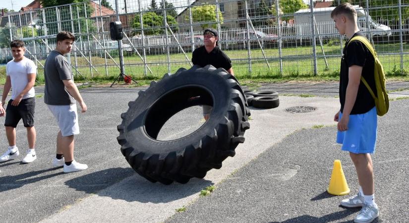 Szolgálatban Másokért: megmutatták a diákoknak, milyen egy rendőr, egy tűzoltó munkája - fotók, videó