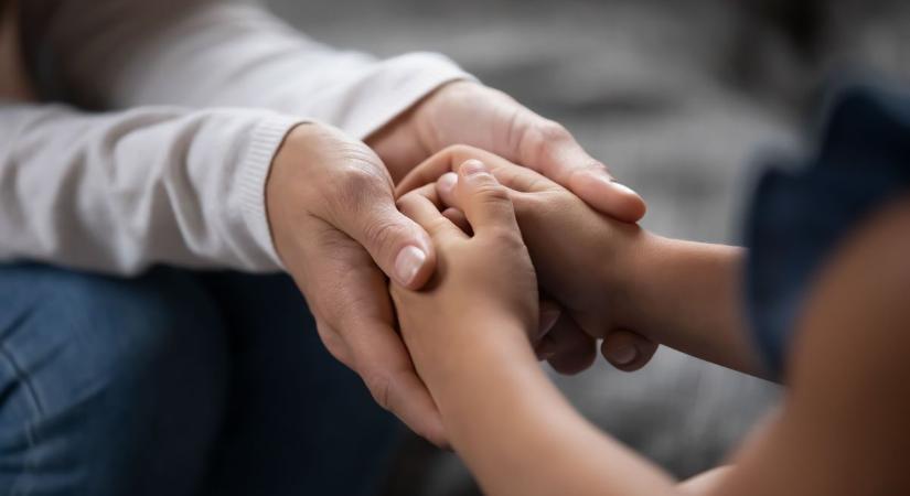 Elcsukló hangon közölte kislányával a borzasztó igazságot az összetört tiszasülyi édesapa