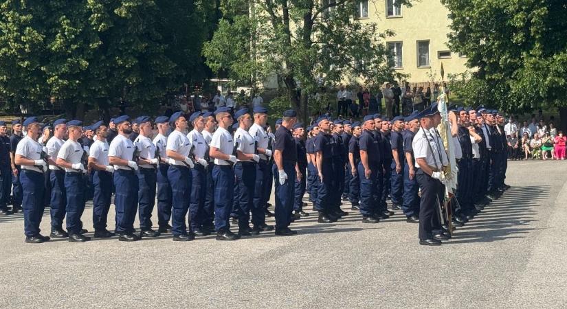 Kibocsátó ünnepség: „A szolgálat nem teher, ha szívvel végzed”