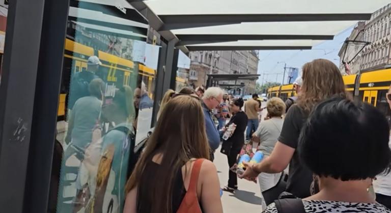 Beváltotta ígéretét a Kutya párt, ingyen sört osztogattak a fővárosban