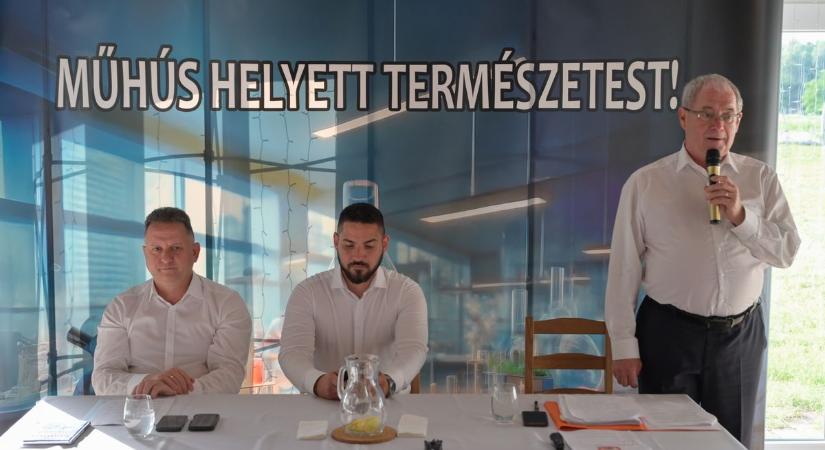 Itt a műhús, már kapható, de harc indult ellene