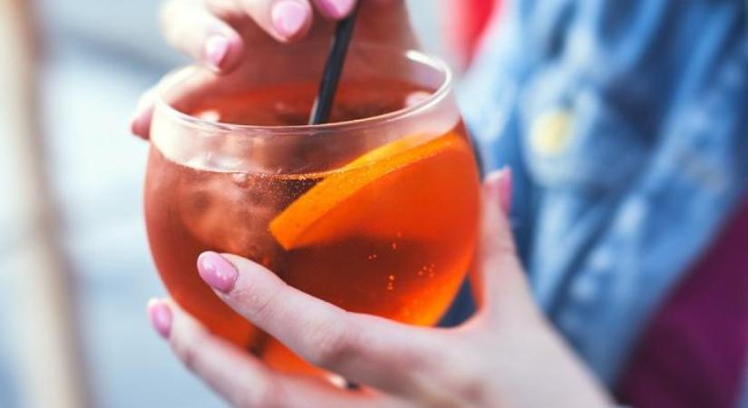 Ezt kérd a körmösödtől legközelebb: Az Aperol Spritz manikűr a nyár legfelkapottabb körömtrendje
