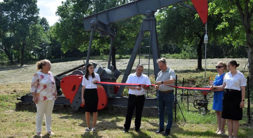 Nosztalgiával gondol az olajszagra a zalai falu, emléket állított a dicső múltnak (galéria, videó)