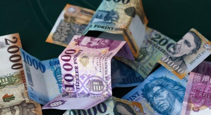 Hideg zuhany alatt remeg a forint