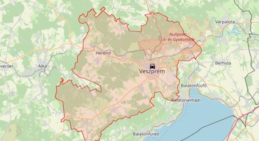 Villanyoszlopnak ütközött egy autó Veszprémben