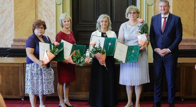 Óvodapedagógusokat díjaztak Egerben