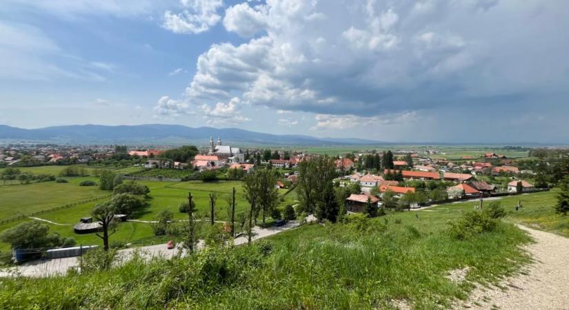 Felkapaszkodtunk a még üres hegynyeregbe