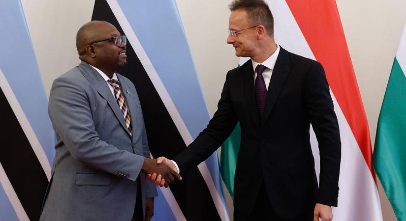 Szijjártó Péter: Magyarország kész részt venni az afrikai fejlesztési programokban (videó)