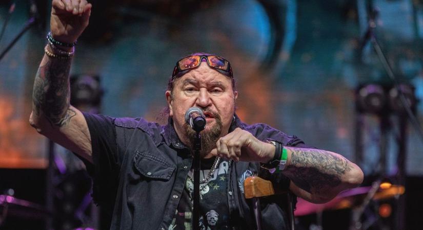 Egy színpadon a Kicsi Gesztenye Klub és Deák Bill Gyula - itt lesz láthatóak