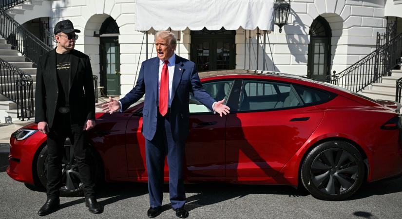 Trump eladja a Musktól vett piros Tesláját