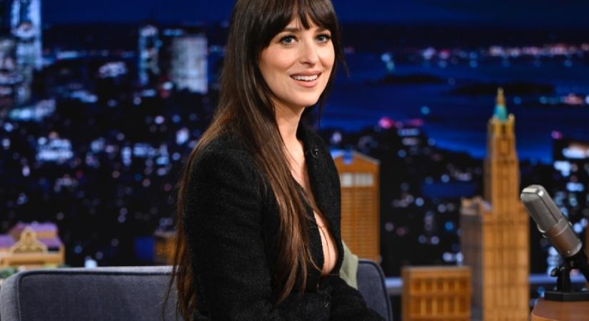 Szó szerint csak pislogunk: Dakota Johnson átlátszó "bosszúruhában" lépett utcára, ilyen látványra nem számítottunk