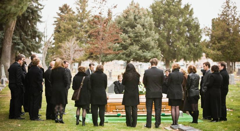 Megtetszett neki a temetkezési vállalkozó, két éven át temetésekre járt, hogy elcsábítsa