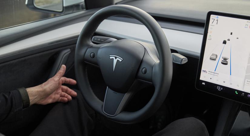 Komoly pofont kapott a Tesla