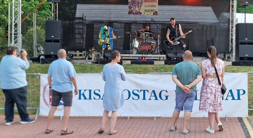 Két remek koncerttel startol a kisapostagi falunap - videóval