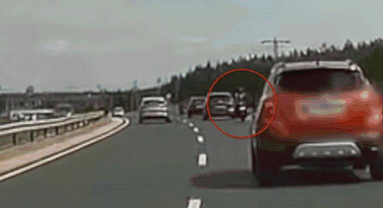 Hajmeresztő mutatványt hajtott végre egy motoros a 8-as úton