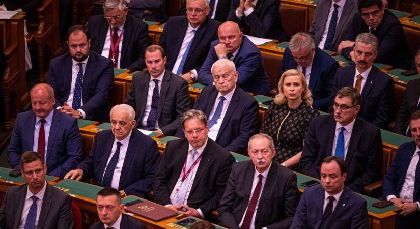 Péntek esti javaslat: eltörölnék a kampánylimitet a kormánypárti képviselők
