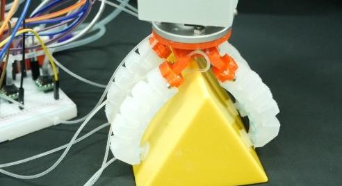 A polip ihlette puha robot számítógép nélkül is érzékel, és reagál a tárgyakra, amiket megfog