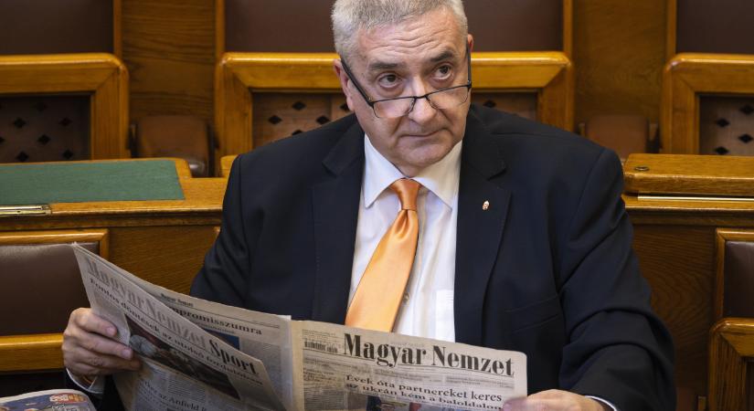 Az állampolgárság felfüggesztéséről nem mondott le a Fidesz, de egy bizottsági módosítóval próbálják szalonképessé tenni Halász János javaslatát