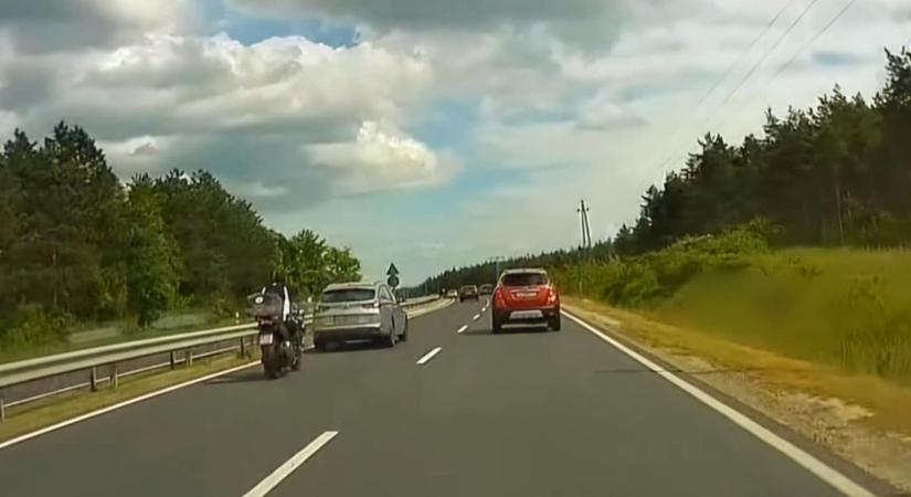 Ezt jól benézte a vagánykodó motoros, a rendőrség előtt bukott le (videó)