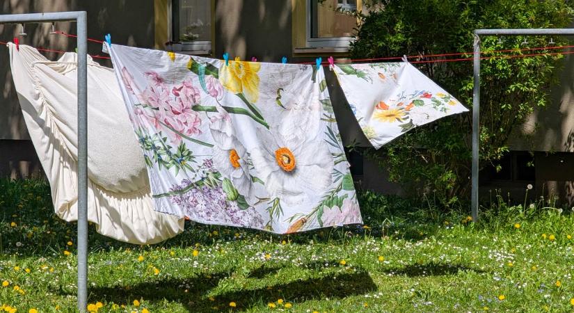 Miért nem láttuk előbb ezt a trükköt?! Gumis lepedő szárítása soha nem volt még ilyen könnyű
