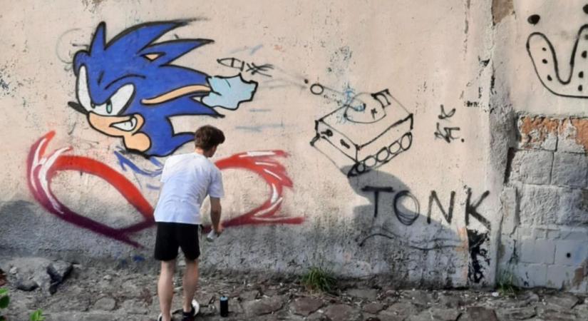 A kis Dóbó térnél két fiatal megrongált egy falat, a kommentelők még támogatták is