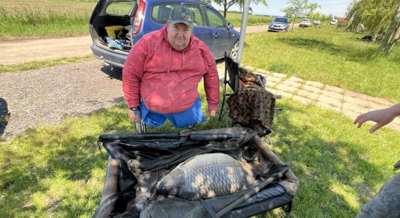 Mozgáskorlátozott férfi fogta ki a debreceni horgásztó óriását