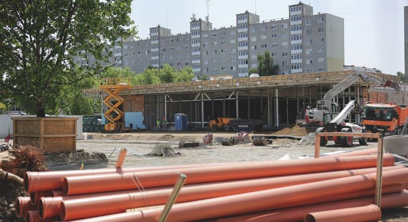 Rohamtempóban épül Eger új áruháza  Fotók