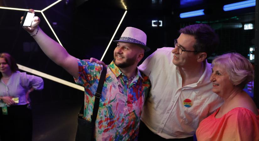 „A gyerekeket nem a szivárványtól kell megóvni, hanem azoktól, akik ellopták a jövőjüket” – Művészek és politikusok a Pride-megnyitón