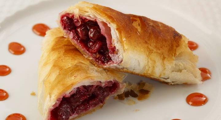 Pofonegyszerű meggyes rétes: kész tésztából is tökéletes