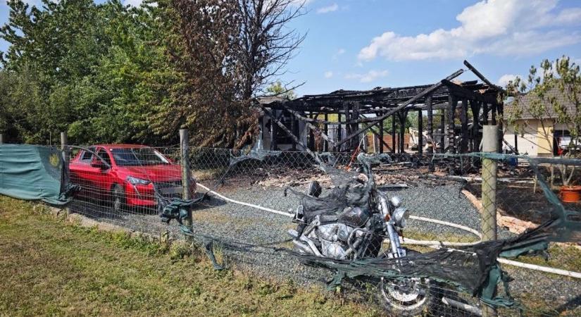 Tízmilliós kárt okozott a tűz a szomszéd vármegyében: autó, motor, trailer és markoló is égett