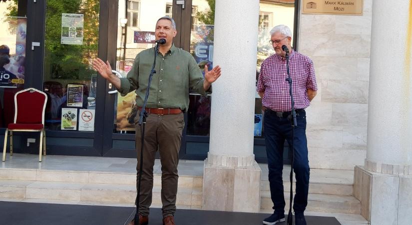 Lázár János a „baráti és ellenséges tűz miatt” kiszállhat a batidai kastélycégből