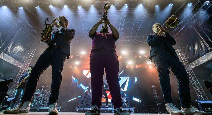 Színpadon DESH és a Parov Stelar - Ilyen pörgéssel indult a SopronFest - dupla XXL galéria