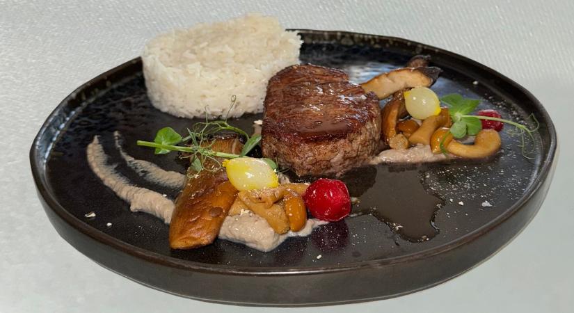 Egy ünnepi recept Fásy Ádámtól: bélszín vajban párolt vargányagombával, jázmin rizzsel