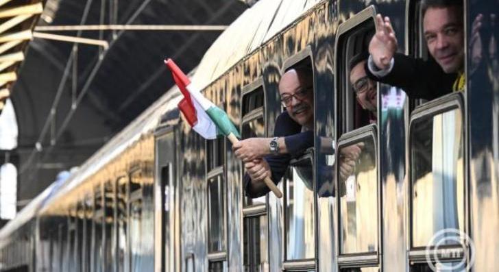 Elindult a Székely Gyors és a Csíksomlyó Expressz Erdélybe