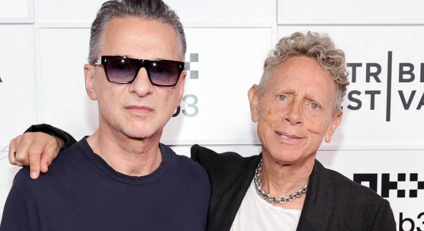A Depeche Mode tagjai bombázó feleségeikkel pózoltak a vörös szőnyegen: fotókon Dave Gahan és Martin Gore szerelmei