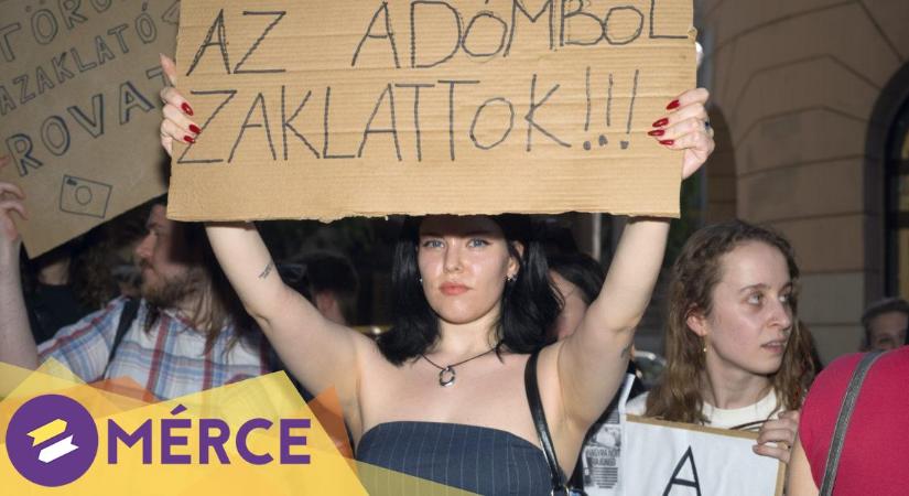A „Koldustérkép” után női lábak: a Metropol zaklató rovata elleni tiltakozás képekben