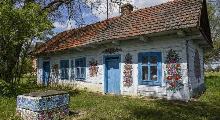 Mindössze 6 órányira van tőlünk a mesebeli falu, ahol a házak virágba borultak