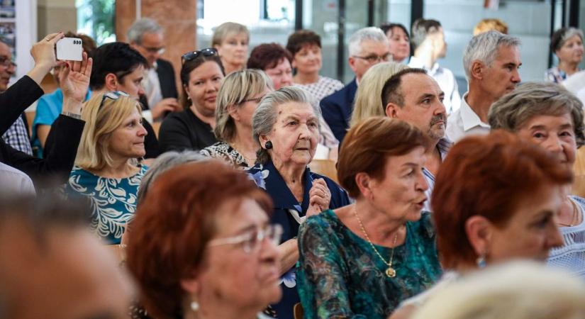 Tudást adnak, nevelnek és jellemet formálnak: szolnoki pedagógusokat köszöntöttek – galériával