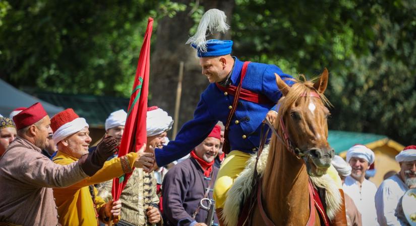 A Hunyadi-regények írója harcba küldte a seregét