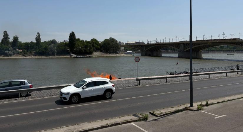 Tűz ütött ki a Margit híd budai hídfőjénél