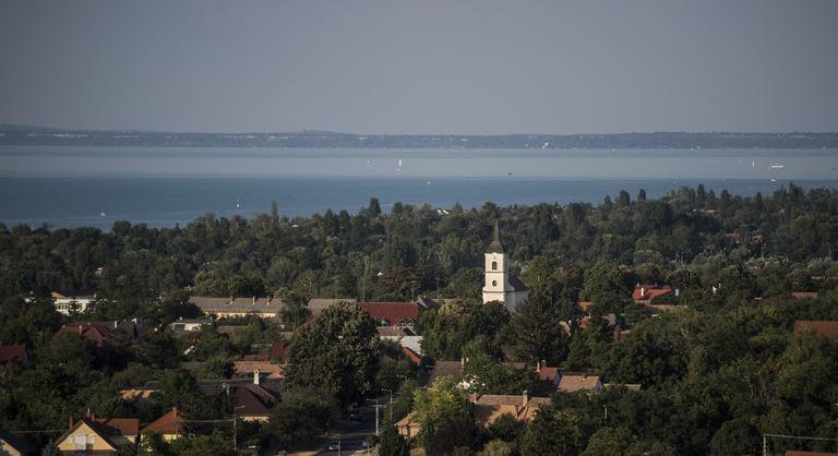 Tervezőművész: Ápolni kell a Balaton építészeti örökségét