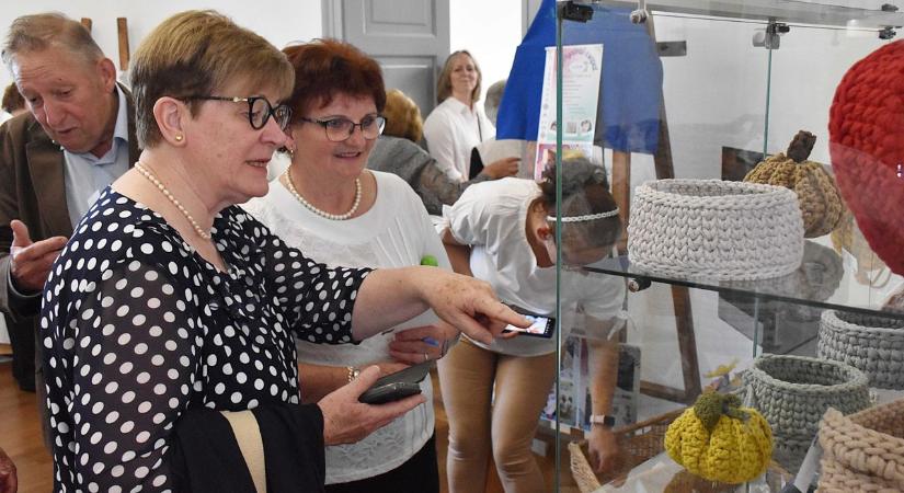 Egyedi kézműves csodákat rejt a jánoshidai kastély kiállítóterme, június végéig bárki megnézheti – galériával