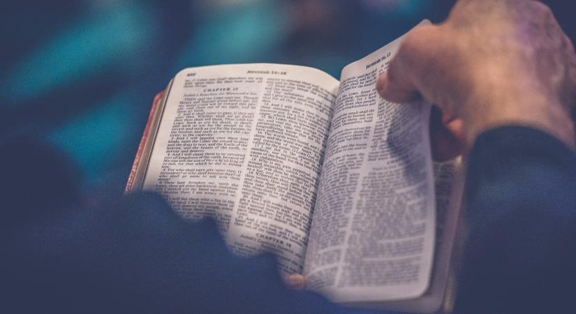 Izraelben ráengedték a Bibliára a mesterséges intelligenciát: meglepő eredményre jutottak