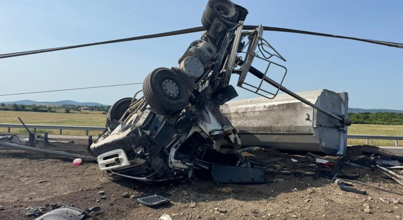 Felborult egy kamion a 8-as főúton, meghalt a sofőr