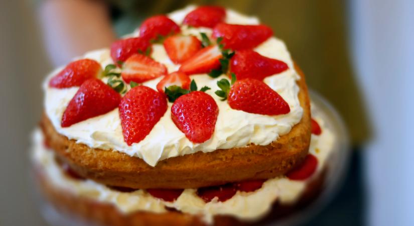 Pofonegyszerű mascarponés epertorta, amit minden vendég imádni fog