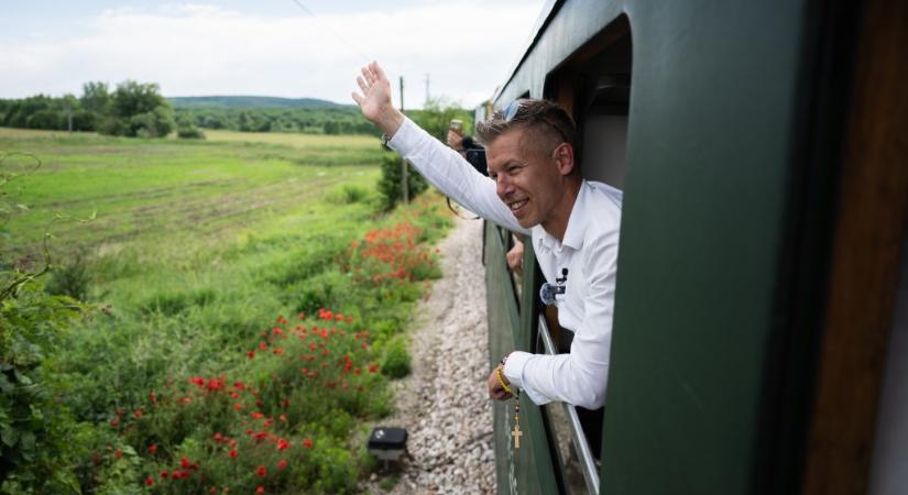 Magyar Péter üzent Lázár Jánosnak: „Várnak rendkívüli Lázárinfóra Kelenföldön, vagy bárhol a balatoni vasútvonalakon”